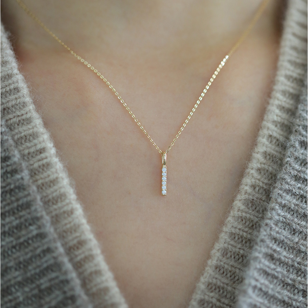 9K gold minimalist single-line diamond-encrusted vertical bar pendant