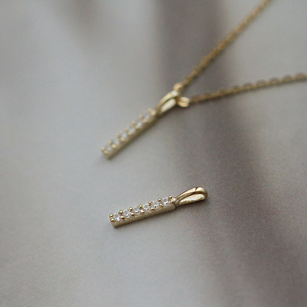 9K gold minimalist single-line diamond-encrusted vertical bar pendant
