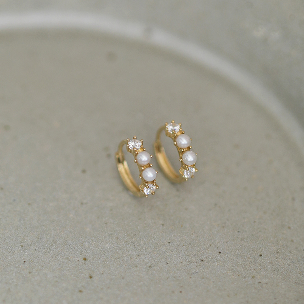 9K gold, one diamond and two pearl ear buckles