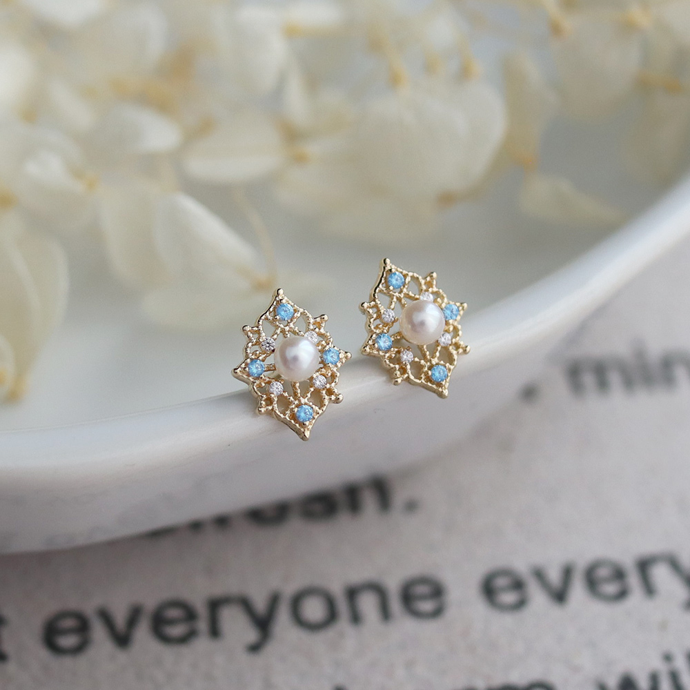 9K gold hollowed-out diamond-shaped pearl vintage stud earrings