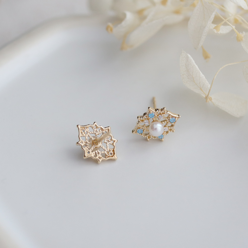 9K gold hollowed-out diamond-shaped pearl vintage stud earrings