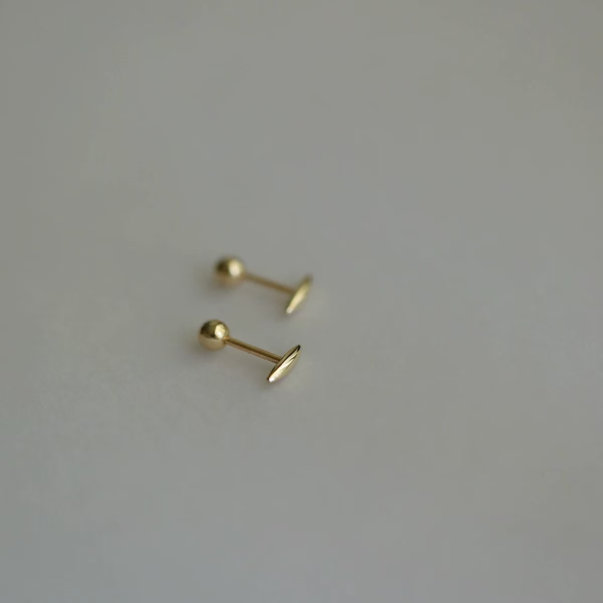 9K gold, invisible small beam, screw-in ear bone stud