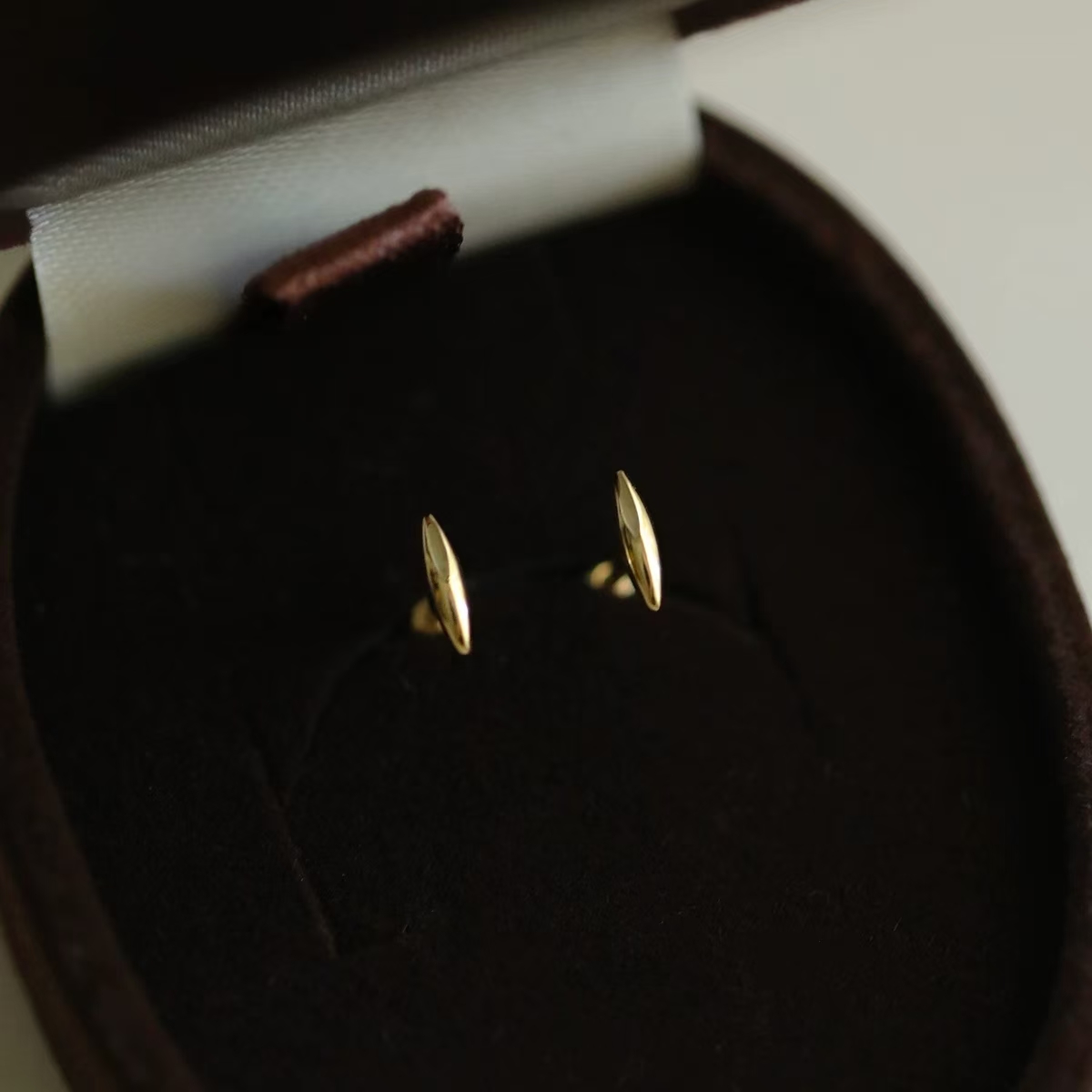 9K gold, invisible small beam, screw-in ear bone stud
