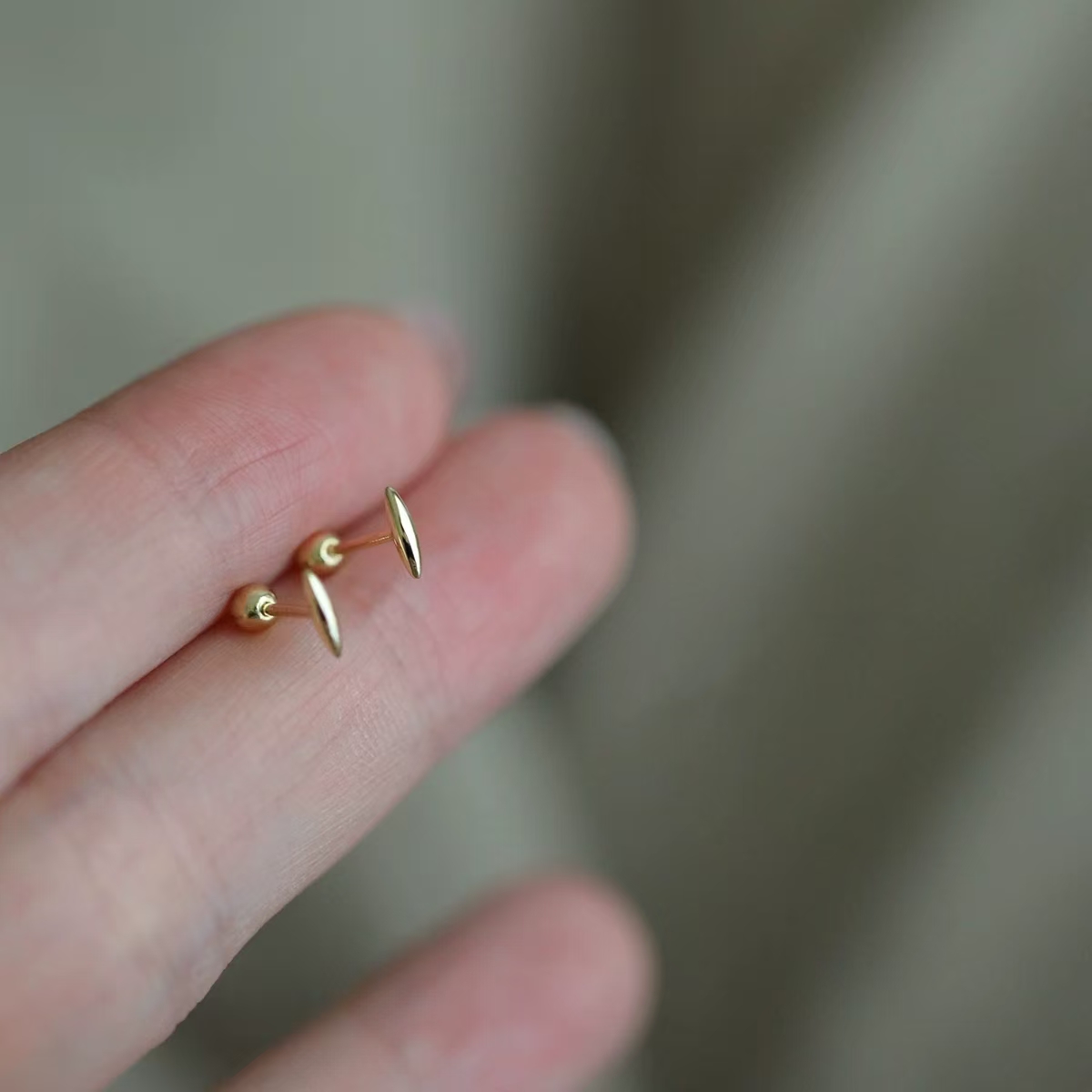 9K gold, invisible small beam, screw-in ear bone stud