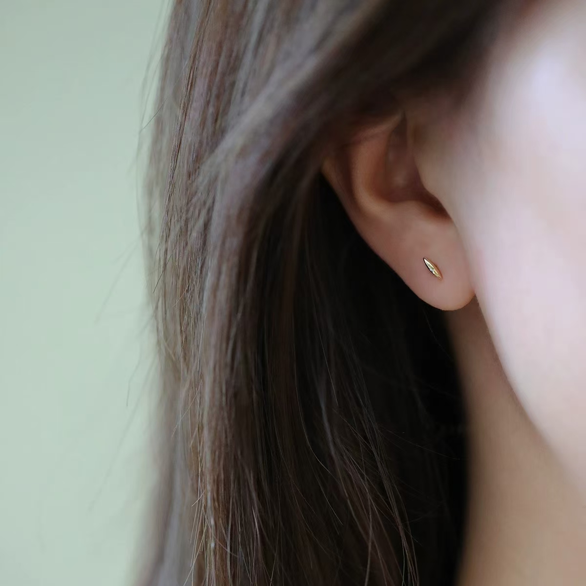 9K gold, invisible small beam, screw-in ear bone stud