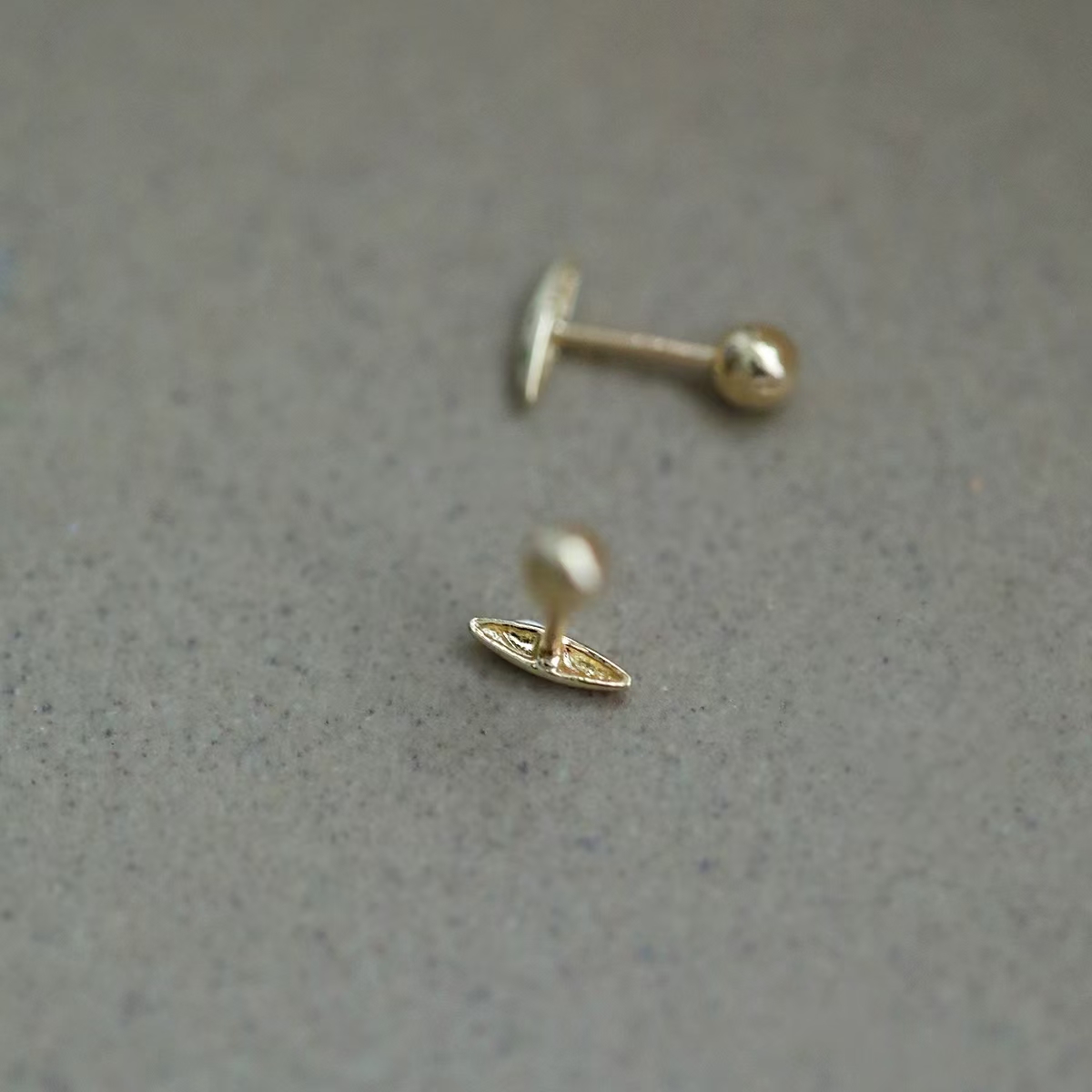 9K gold, invisible small beam, screw-in ear bone stud
